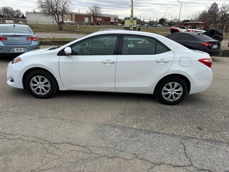 Toyota Corolla Vehicle Full-screen Gallery Image 08