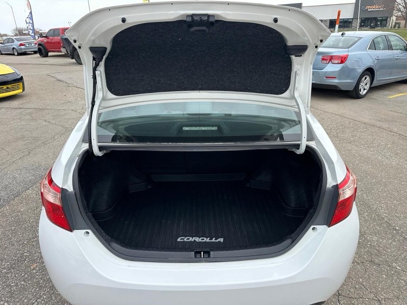 Toyota Corolla Vehicle Full-screen Gallery Image 10