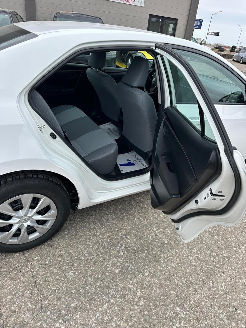 Toyota Corolla Vehicle Full-screen Gallery Image 12