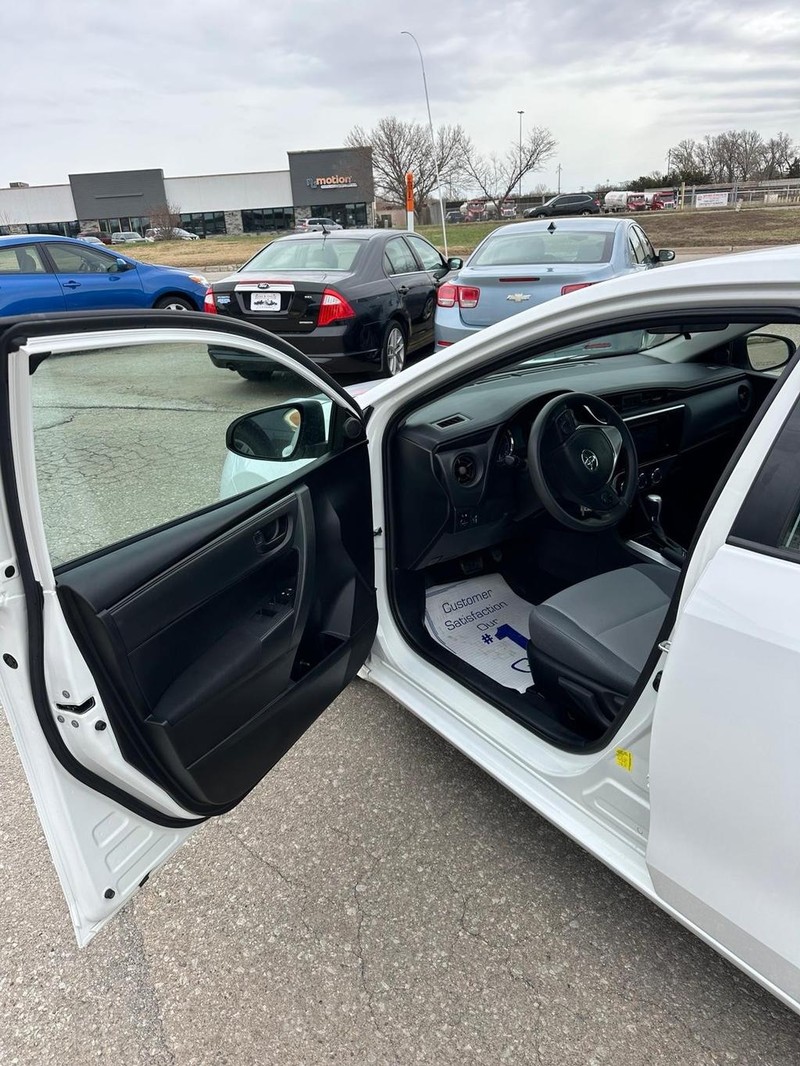 Toyota Corolla Vehicle Full-screen Gallery Image 13