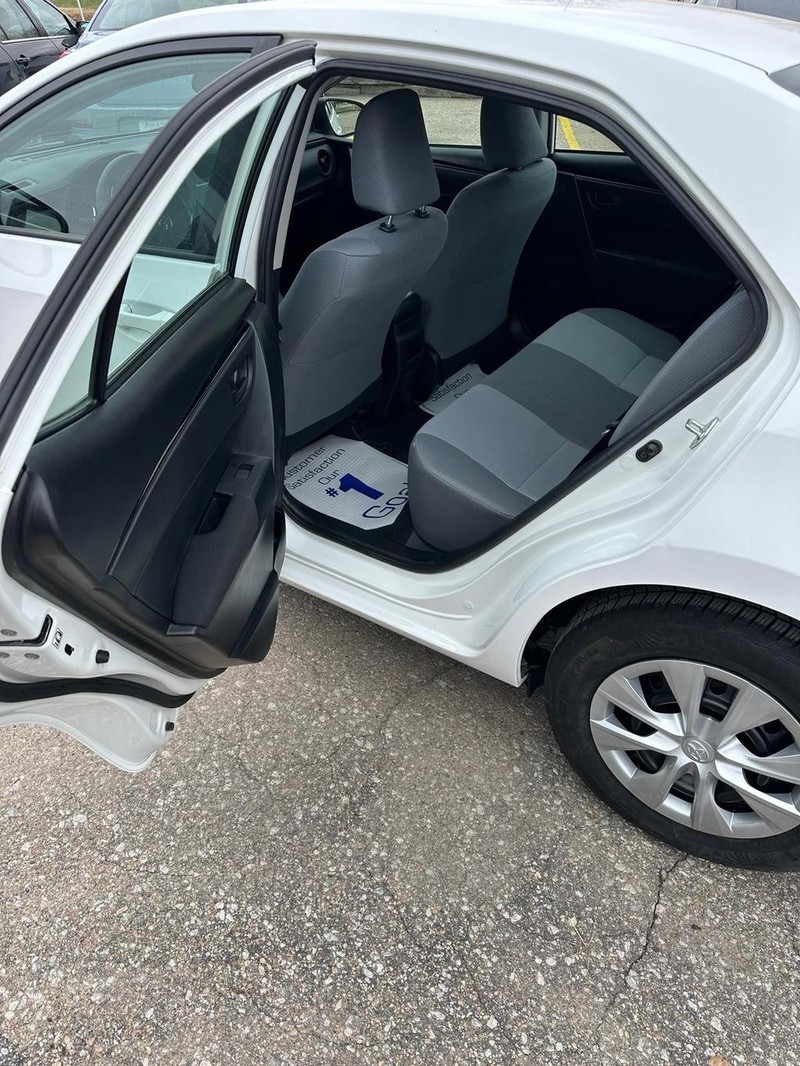Toyota Corolla Vehicle Full-screen Gallery Image 14