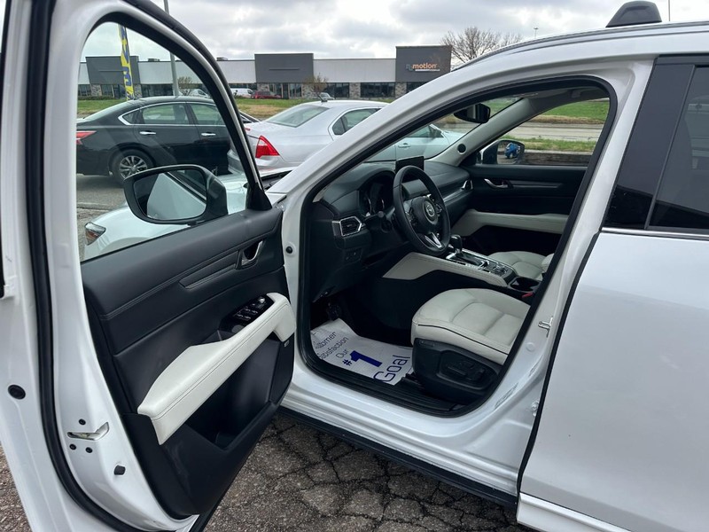 Mazda CX-5 Vehicle Full-screen Gallery Image 12