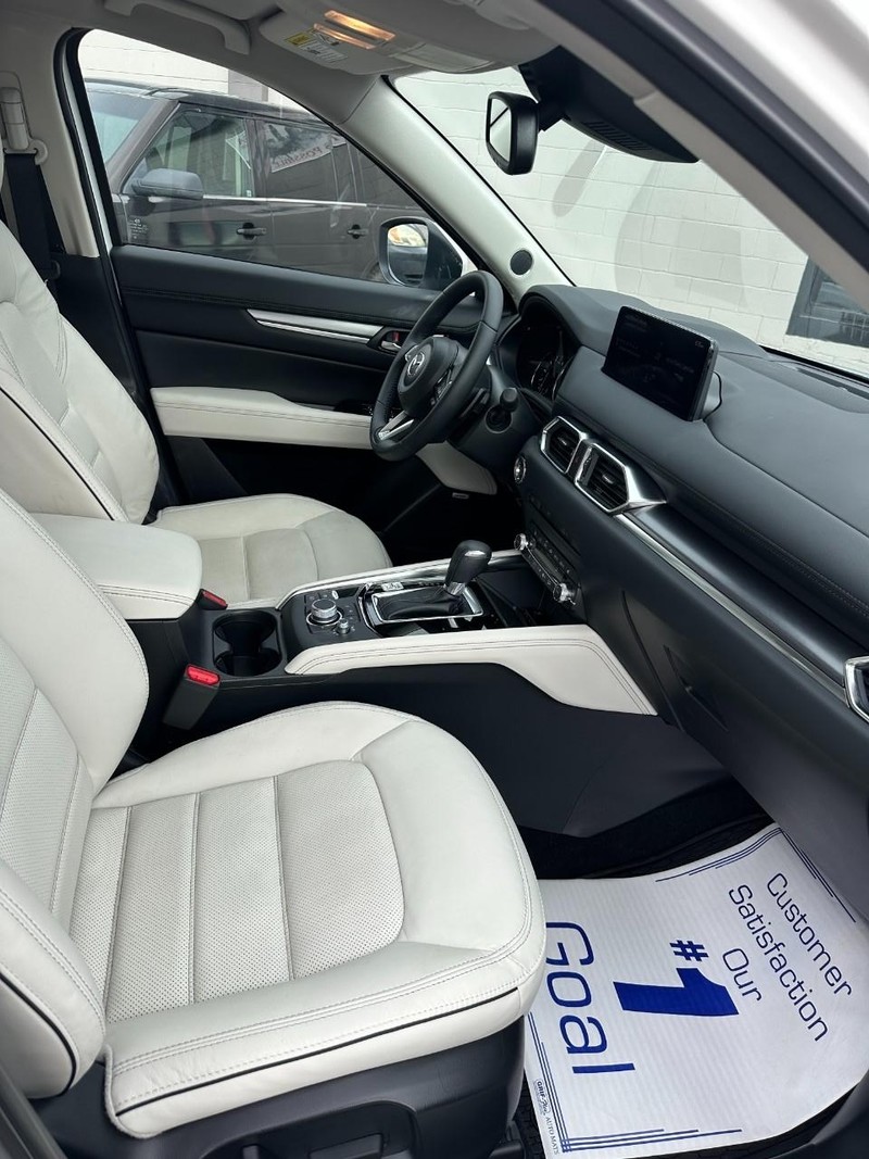 Mazda CX-5 Vehicle Full-screen Gallery Image 17