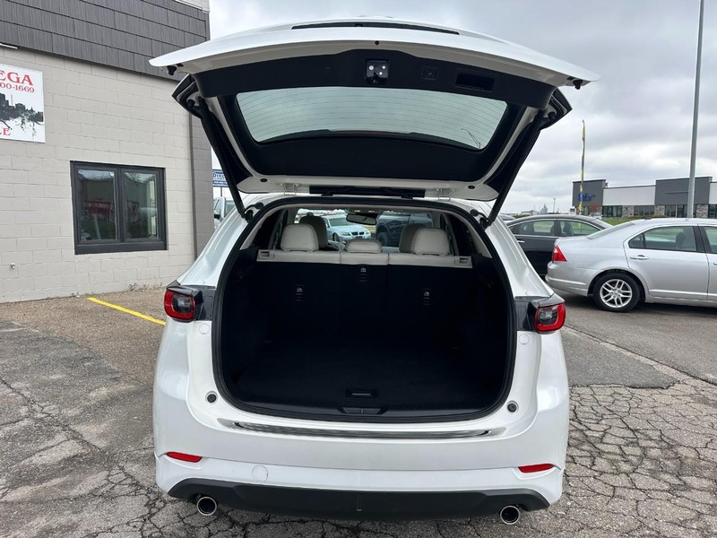 Mazda CX-5 Vehicle Full-screen Gallery Image 18