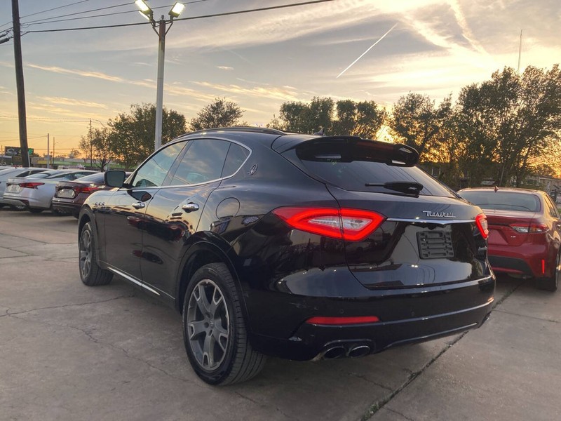 2017 Maserati Levante Base photo 3