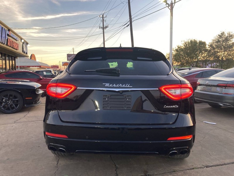 2017 Maserati Levante Base photo 4