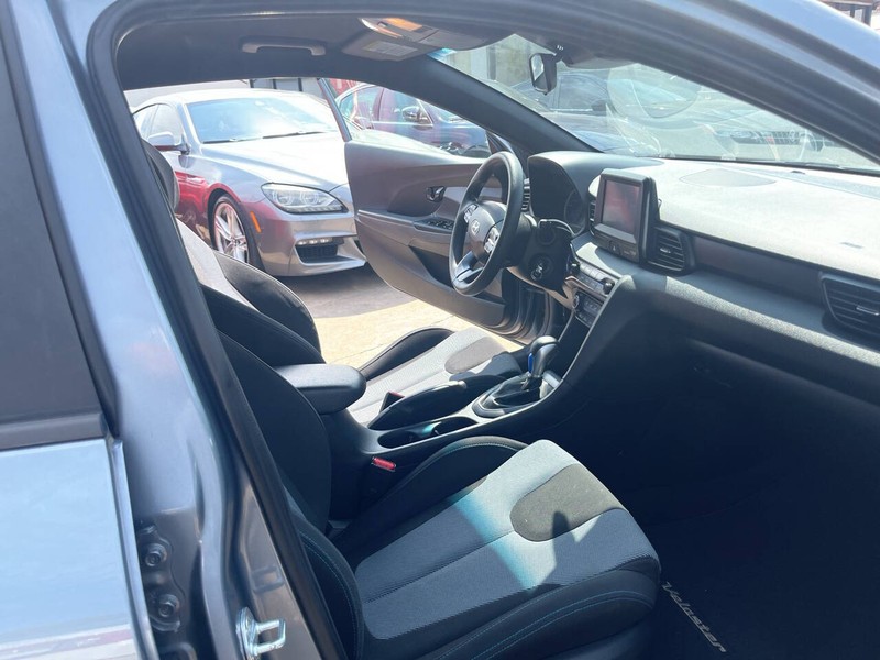 Hyundai Veloster Vehicle Image 13