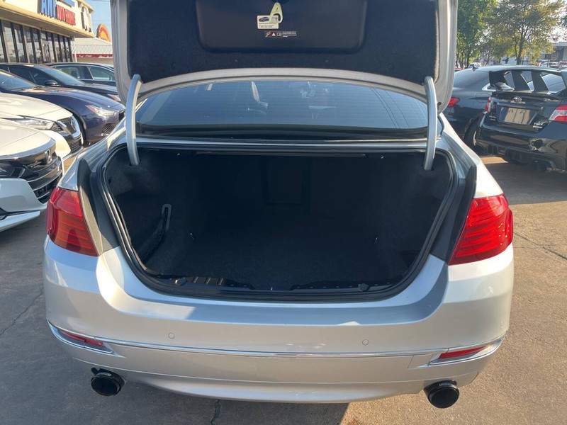 BMW 5 Series Vehicle Image 08