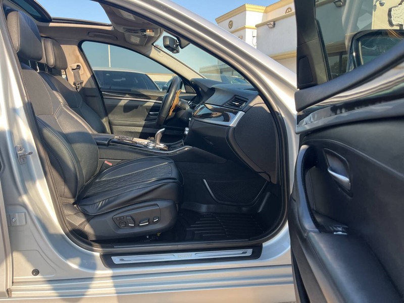 BMW 5 Series Vehicle Image 10