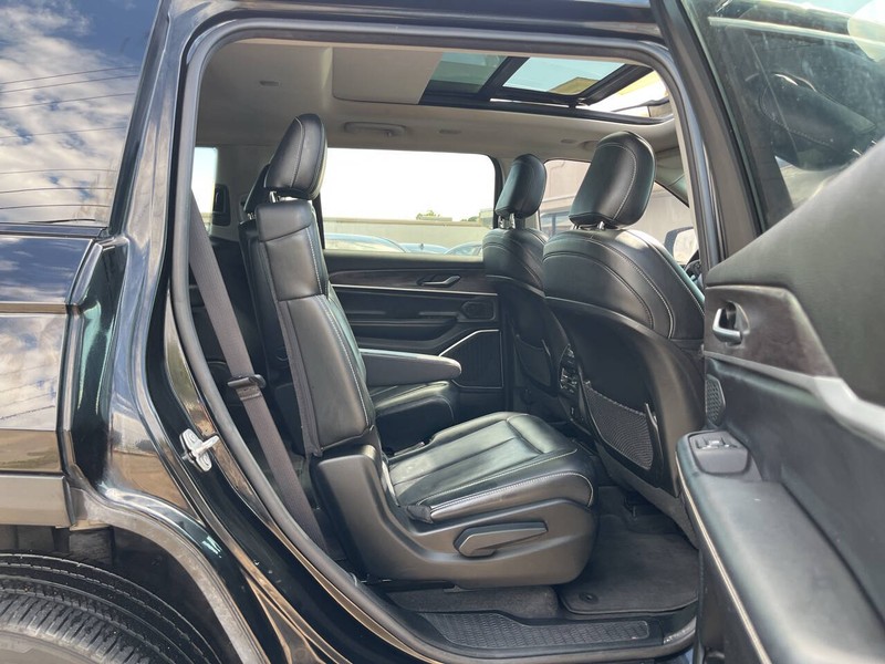 Jeep Grand Cherokee L Vehicle Image 11