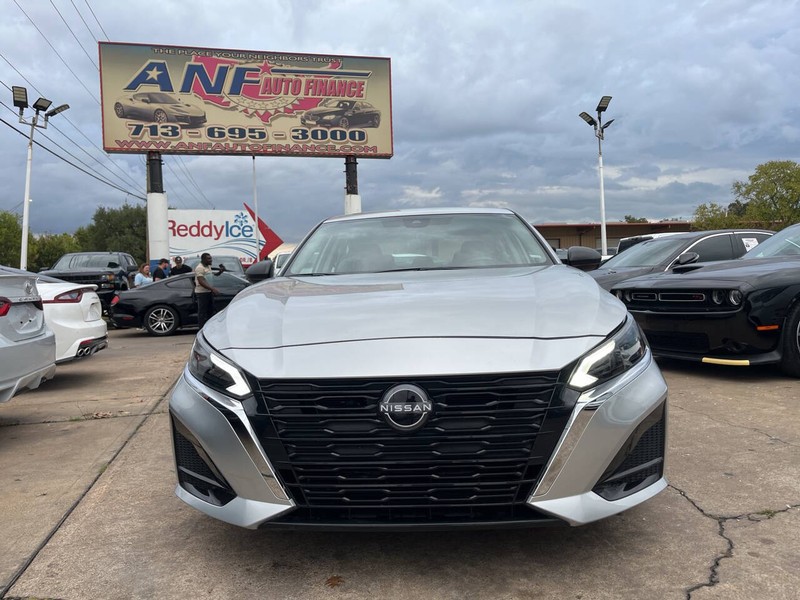 Nissan Altima Vehicle Image 02