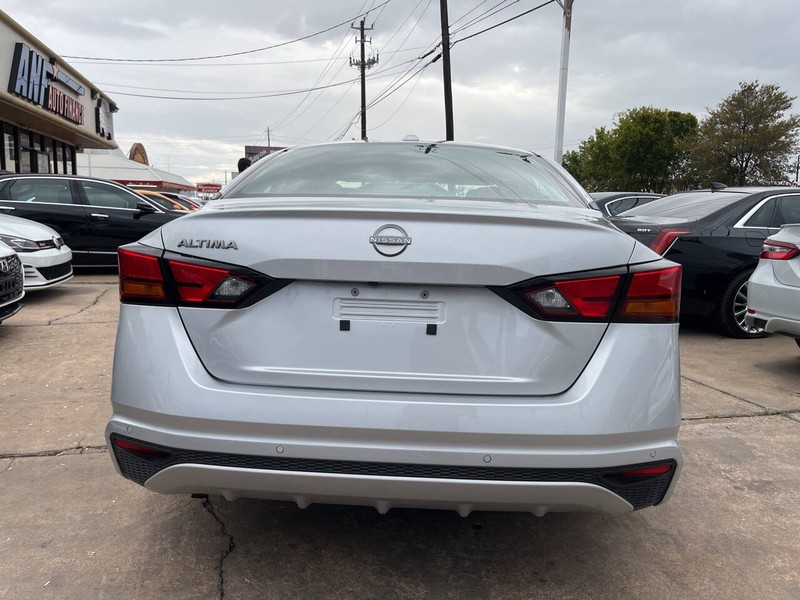 Nissan Altima Vehicle Image 04