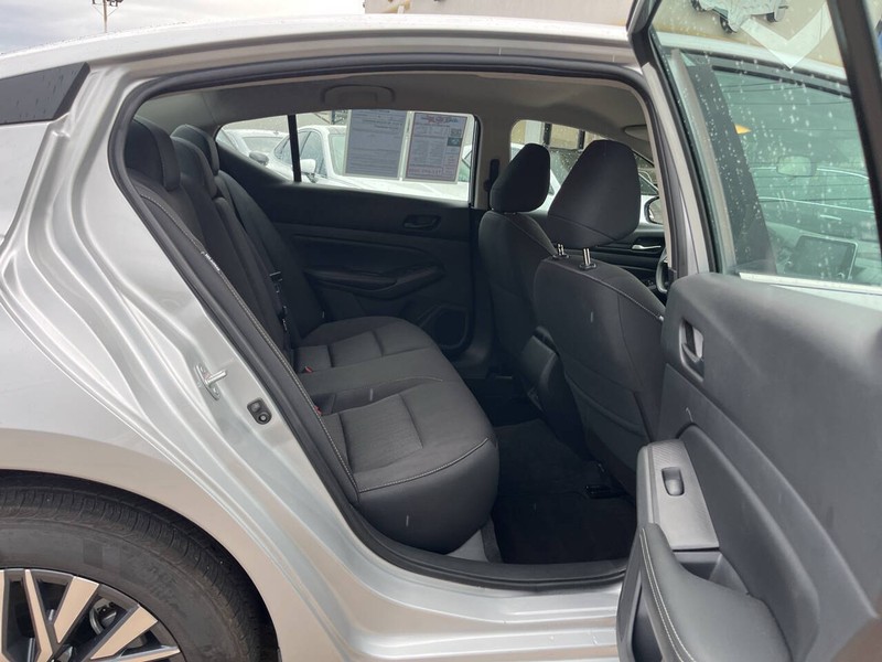 Nissan Altima Vehicle Image 10