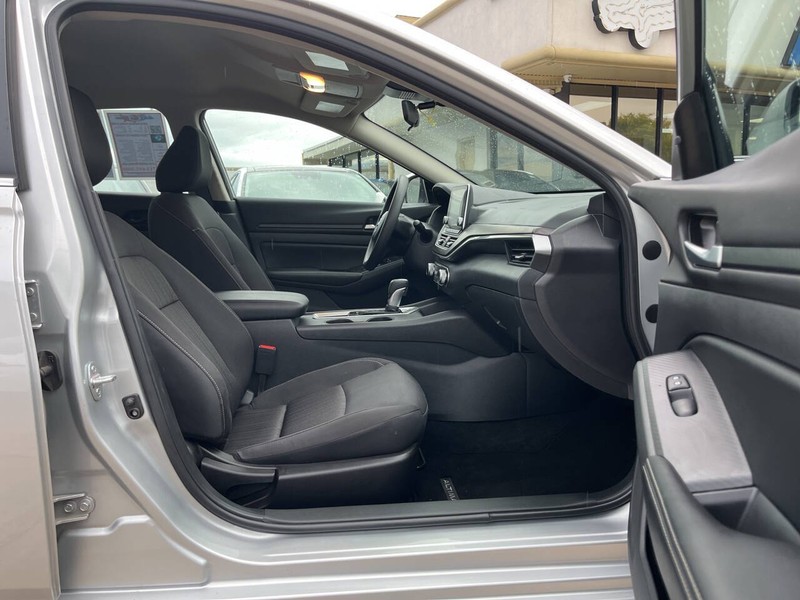 Nissan Altima Vehicle Image 11