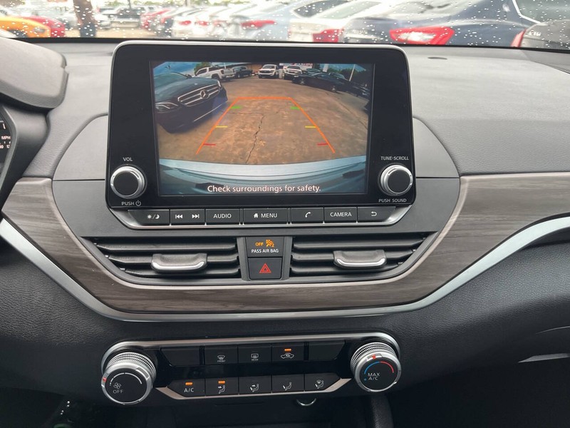 Nissan Altima Vehicle Image 12