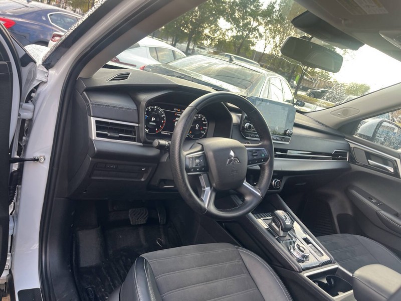 Mitsubishi Outlander Vehicle Image 08