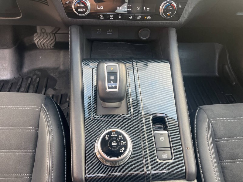 Mitsubishi Outlander Vehicle Image 11