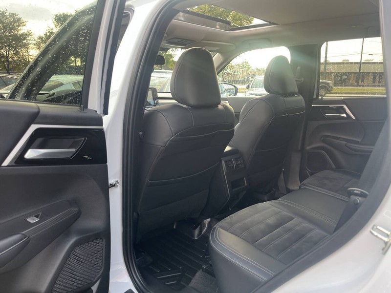 Mitsubishi Outlander Vehicle Image 15