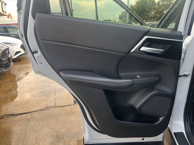 Mitsubishi Outlander Vehicle Image 16