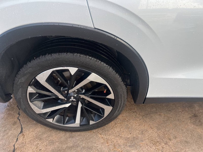 Mitsubishi Outlander Vehicle Image 23