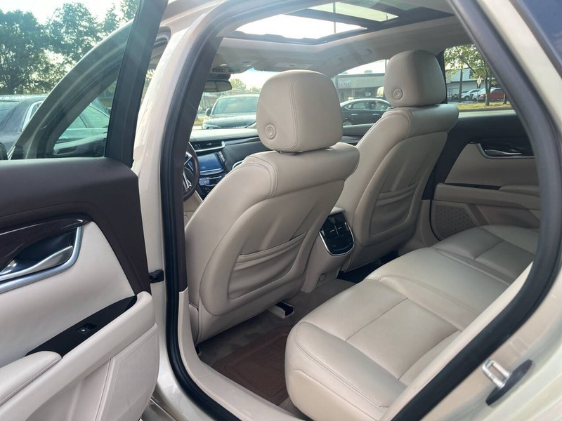 Cadillac XTS Vehicle Image 15