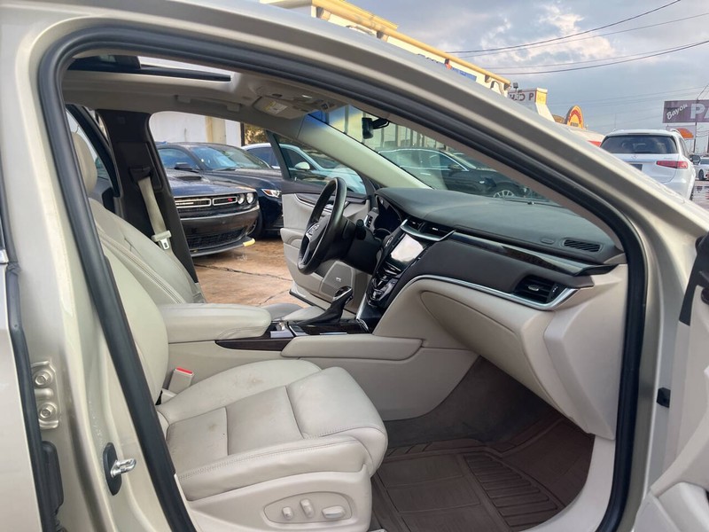 Cadillac XTS Vehicle Image 19