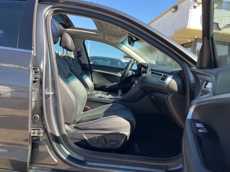 Genesis G70 Vehicle Image 12