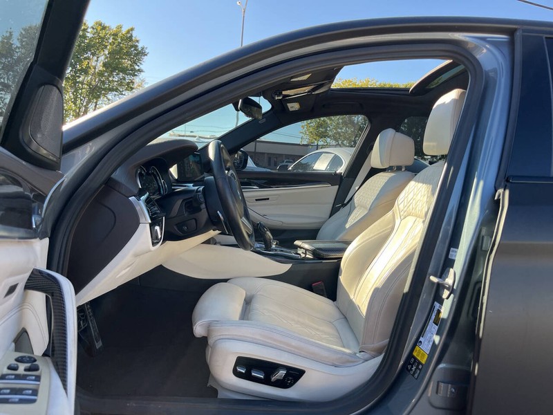 BMW 5 Series Vehicle Image 09