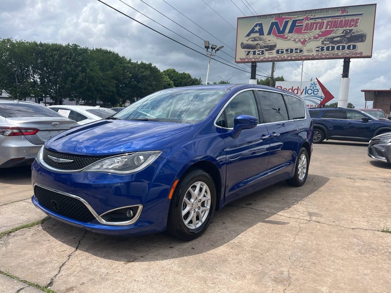 2020 Chrysler Pacifica Touring's photo