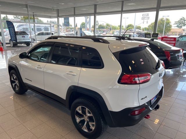 Jeep Cherokee Vehicle Full-screen Gallery Image 12