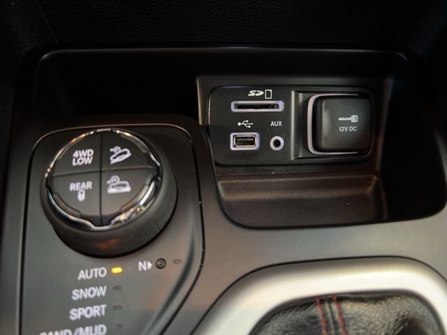 Jeep Cherokee Vehicle Full-screen Gallery Image 33