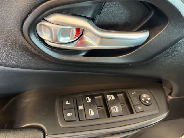 Jeep Cherokee Vehicle Full-screen Gallery Image 35