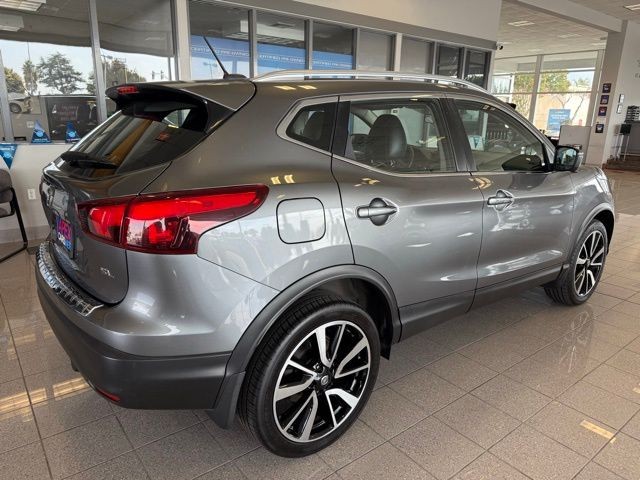 Nissan Rogue Sport Vehicle Full-screen Gallery Image 03