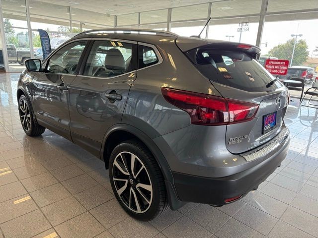 Nissan Rogue Sport Vehicle Full-screen Gallery Image 05
