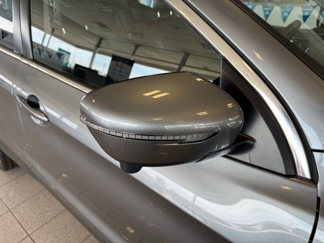 Nissan Rogue Sport Vehicle Full-screen Gallery Image 11