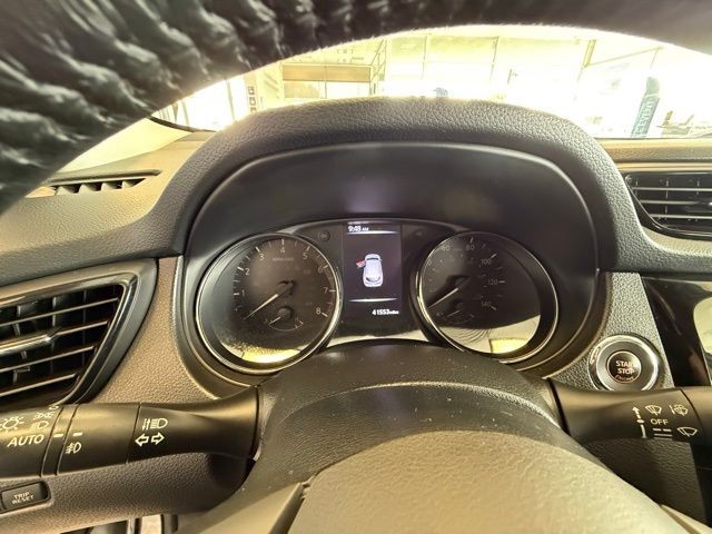 Nissan Rogue Sport Vehicle Full-screen Gallery Image 13