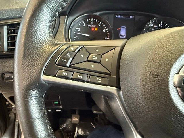 Nissan Rogue Sport Vehicle Full-screen Gallery Image 18