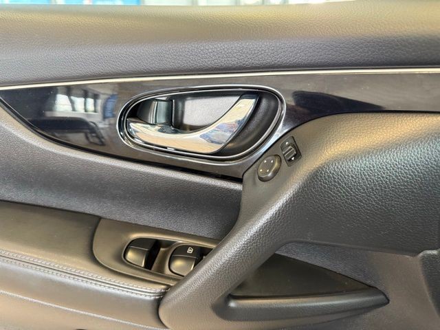 Nissan Rogue Sport Vehicle Full-screen Gallery Image 20