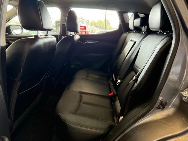 Nissan Rogue Sport Vehicle Full-screen Gallery Image 22