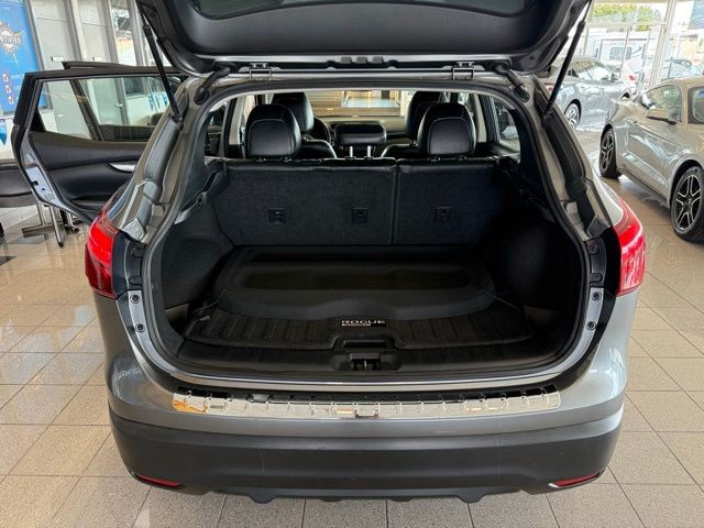 Nissan Rogue Sport Vehicle Full-screen Gallery Image 23