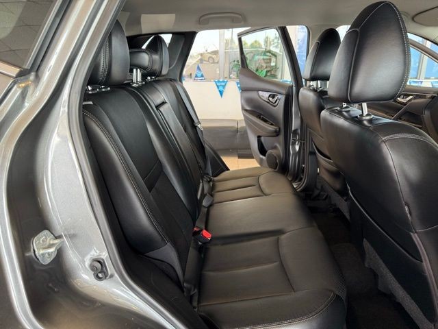 Nissan Rogue Sport Vehicle Full-screen Gallery Image 24