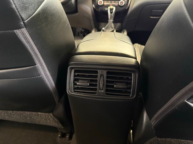 Nissan Rogue Sport Vehicle Full-screen Gallery Image 25