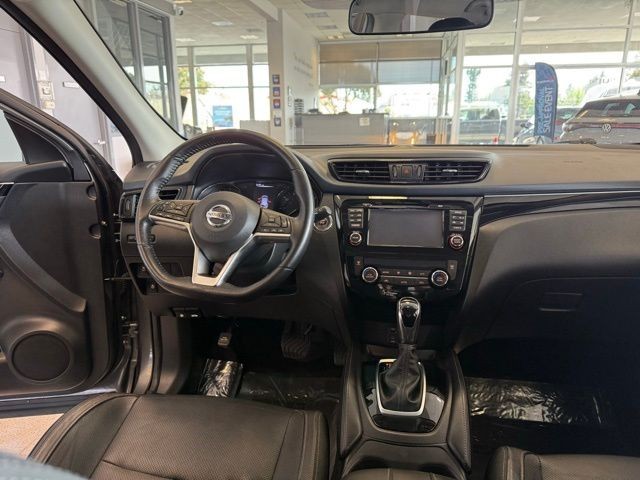 Nissan Rogue Sport Vehicle Full-screen Gallery Image 26