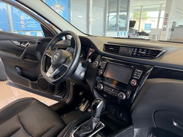 Nissan Rogue Sport Vehicle Full-screen Gallery Image 28
