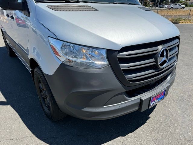 Mercedes-Benz Sprinter Passenger Van Vehicle Full-screen Gallery Image 10