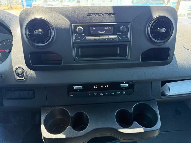 Mercedes-Benz Sprinter Passenger Van Vehicle Full-screen Gallery Image 17