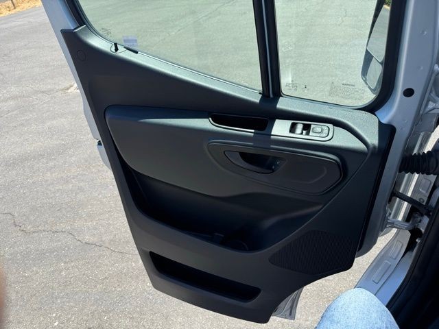 Mercedes-Benz Sprinter Passenger Van Vehicle Full-screen Gallery Image 20