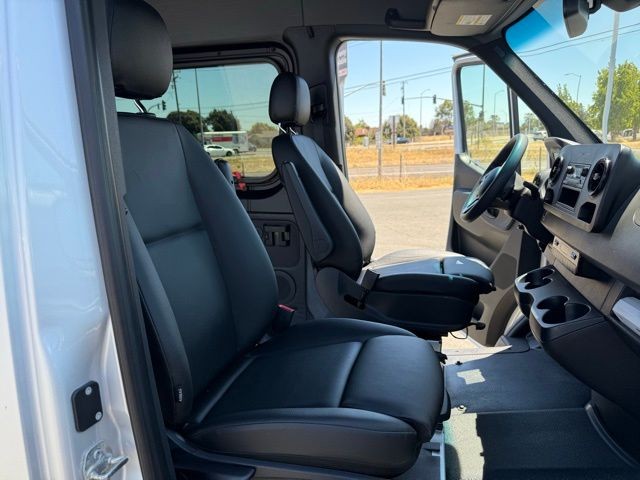 Mercedes-Benz Sprinter Passenger Van Vehicle Full-screen Gallery Image 28