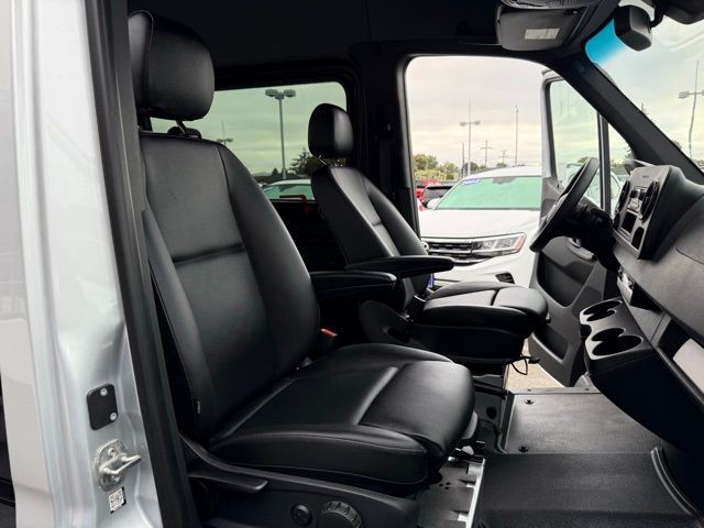 Mercedes-Benz Sprinter Passenger Van Vehicle Full-screen Gallery Image 31