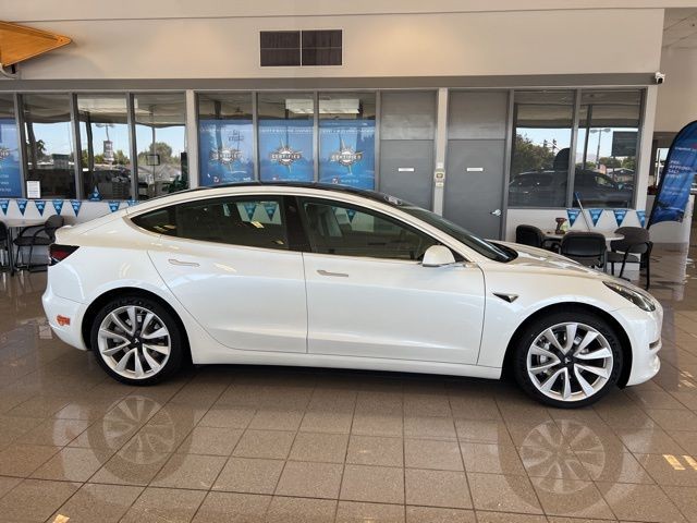 Tesla Model 3 Vehicle Full-screen Gallery Image 04